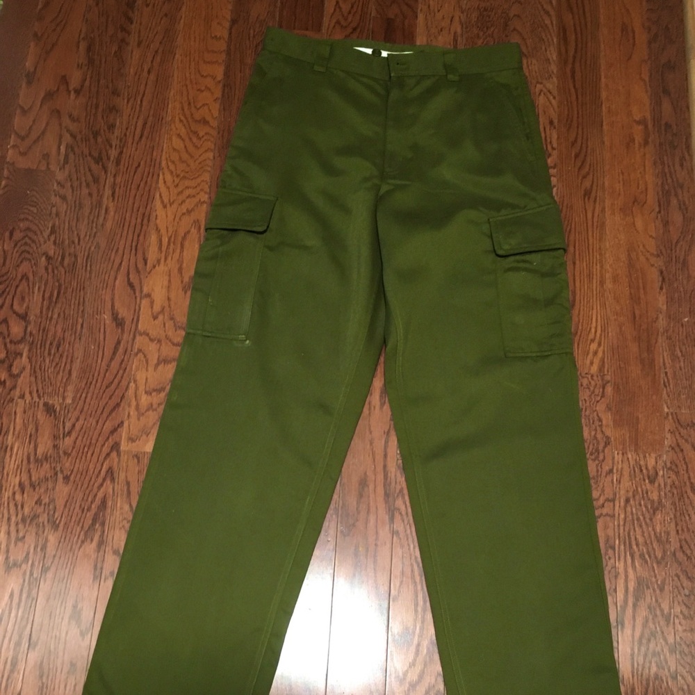 Olive green Men’s Cargo Shorts  Size 32X 33